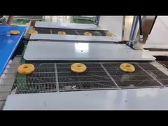 Donut sadece alt kısmını çikolata ile kaplar.